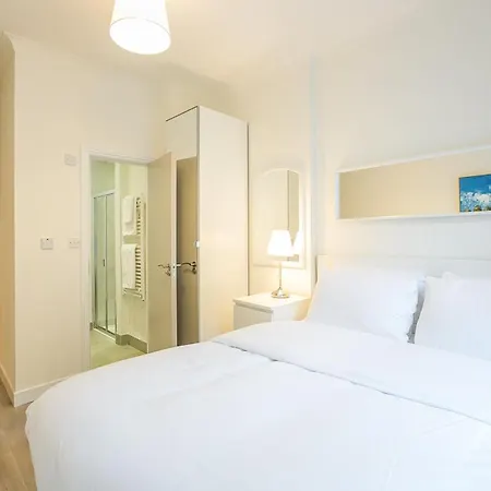 Apartment St Stephen's District-1 *