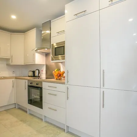 Apartment St Stephen's District-1 *